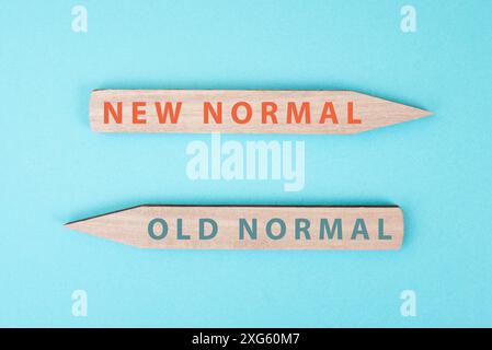 Die Worte New and old Normal stehen auf Holzpfeilen, Transformation der Gesellschaft nach Pandemie, Strategie für die Zukunft Stockfoto