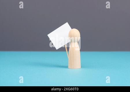 Protestler mit leerem Schild, Demonstration für Menschenrechte und Freiheit, politische Bewegung, Aktivisten gegen Krieg Stockfoto