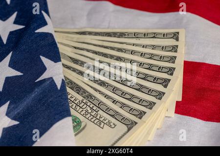 US-Dollar und die amerikanische Flagge, Teil der amerikanischen Flagge mit Sternen und roten und weißen Streifen und US-Dollar Stockfoto