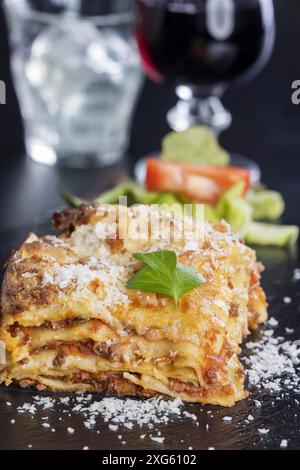 Frische Lasagne auf schwarzem Schiefer Stockfoto