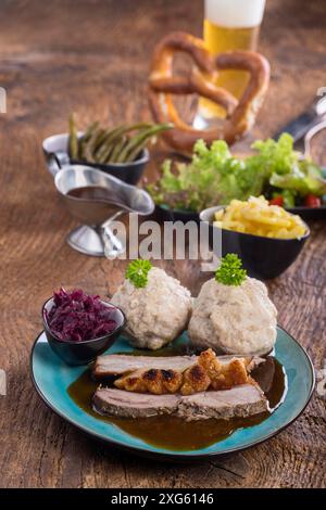 Bayerisches Schweinebraten mit Knödeln Stockfoto