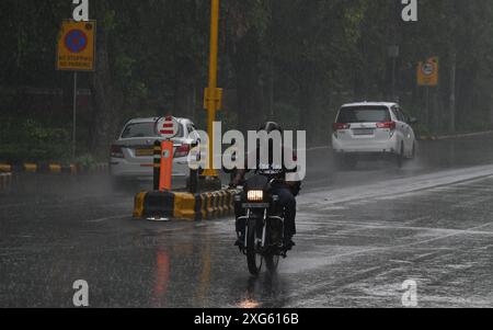 Neu-Delhi, Indien. Juli 2024. NEW DELHI, INDIEN - 5. JULI: Pendler bei regnerischem Wetter an der Ferozshah Road, am 5. Juli 2024 in New Delhi, Indien. (Foto: Sonu Mehta/Hindustan Times/SIPA USA) Credit: SIPA USA/Alamy Live News Stockfoto