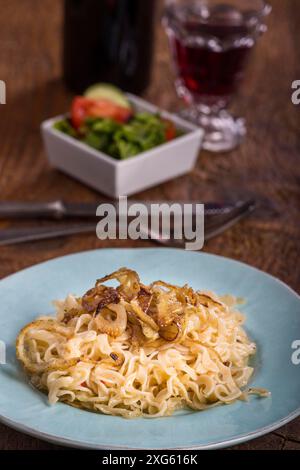 Schwäbische Pasta mit Salat auf Holz Stockfoto