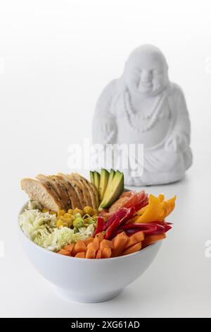 Buddha Bowl mit Huhn auf Holz Stockfoto