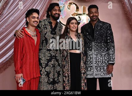 Mumbai, Indien. Juli 2024. MUMBAI, INDIEN - 5. JULI: Die indischen Cricketspieler Ishan Kishan, Hardik Pandya und Krunal Pandya während der sangeettischen Zeremonie von Anant Ambani und Radhika Merchant im Jio World Convention Centre in BKC, am 5. Juli 2024 in Mumbai, Indien. (Foto: Raju Shinde/Hindustan Times/SIPA USA) Credit: SIPA USA/Alamy Live News Stockfoto