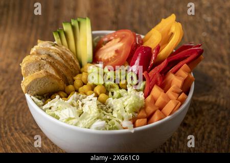 Buddha Bowl mit Huhn auf Holz Stockfoto