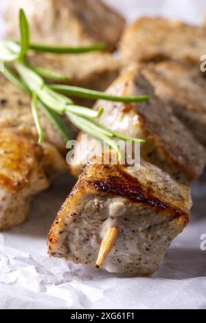 Griechischer Souvlaki auf dunklem Holz Stockfoto