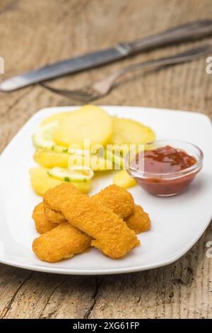 Fischfinger mit Kartoffelsalat Stockfoto