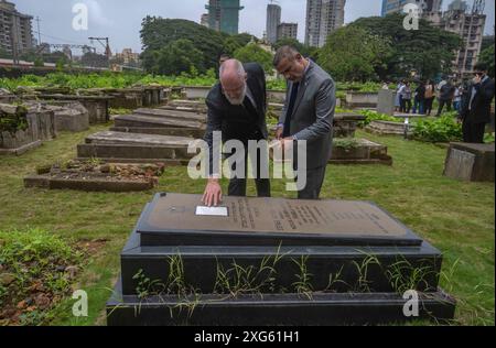 MUMBAI, INDIEN - 5. JULI: Das israelische Generalkonsulat in Mumbai und das Generalkonsulat der Bundesrepublik Deutschland in Mumbai feiern am 5. Juli 2024 in Mumbai, Indien, anlässlich des Restaurierungsprojekts des Chinchpokli-Friedhofs. Diese Zeremonie markiert den Abschluss des Restaurierungsprojekts zur Erhaltung des Erbes und Vermächtnisses der europäischen Juden, die während des Zweiten Weltkriegs aus Europa geflohen waren und in Mumbai Zuflucht fanden. Dies ist das einzige Holocaust-Denkmal in Indien, das die Gräber von Holocaust-Flüchtlingen in Mumbai beherbergt. (Foto: Satish Bate/Hindustan Times/SIPA USA ) Stockfoto