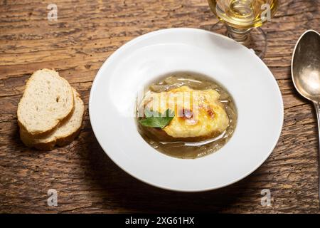 Französische Zwiebelsuppe auf Holz Stockfoto