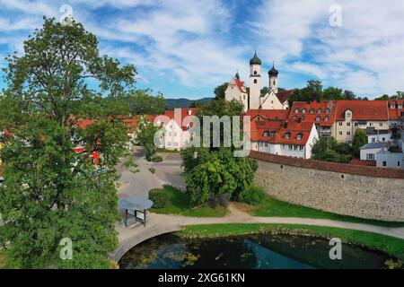 Blick auf Isny im Allgaeu aus der Vogelperspektive mit Blick auf das Schloss und die historische Altstadt. Isny im Allgaeu, Ravensburg, Tuebingen, Baden-Württemberg Stockfoto