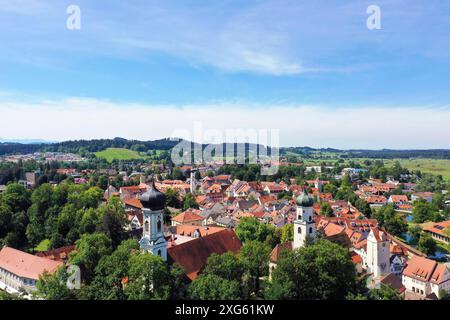 Blick auf Isny im Allgaeu aus der Vogelperspektive mit Blick auf das Schloss und die historische Altstadt. Isny im Allgaeu, Ravensburg, Tuebingen, Baden-Württemberg Stockfoto