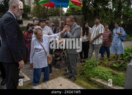 MUMBAI, INDIEN - 5. JULI: Das israelische Generalkonsulat in Mumbai und das Generalkonsulat der Bundesrepublik Deutschland in Mumbai feiern am 5. Juli 2024 in Mumbai, Indien, anlässlich des Restaurierungsprojekts des Chinchpokli-Friedhofs. Diese Zeremonie markiert den Abschluss des Restaurierungsprojekts zur Erhaltung des Erbes und Vermächtnisses der europäischen Juden, die während des Zweiten Weltkriegs aus Europa geflohen waren und in Mumbai Zuflucht fanden. Dies ist das einzige Holocaust-Denkmal in Indien, das die Gräber von Holocaust-Flüchtlingen in Mumbai beherbergt. (Foto: Satish Bate/Hindustan Times/SIPA USA ) Stockfoto