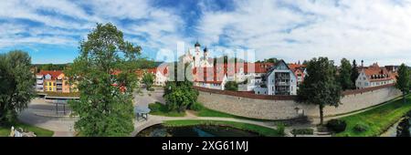 Blick auf Isny im Allgaeu aus der Vogelperspektive mit Blick auf das Schloss und die historische Altstadt. Isny im Allgaeu, Ravensburg, Tuebingen, Baden-Württemberg Stockfoto