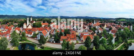Blick auf Isny im Allgaeu aus der Vogelperspektive mit Blick auf das Schloss und die historische Altstadt. Isny im Allgaeu, Ravensburg, Tuebingen, Baden-Württemberg Stockfoto