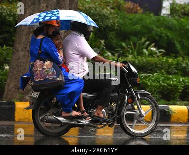 Neu-Delhi, Indien. Juli 2024. NEW DELHI, INDIEN - 5. JULI: Pendler bei regnerischem Wetter an der Ferozshah Road, am 5. Juli 2024 in New Delhi, Indien. (Foto: Sonu Mehta/Hindustan Times/SIPA USA) Credit: SIPA USA/Alamy Live News Stockfoto