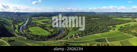 Wiltinger Saarbogen. Der Fluss schlängelt sich durch das Tal und ist von Weinbergen und grünen Wäldern umgeben. Kanzem, Rheinland-Pfalz, Deutschland Stockfoto