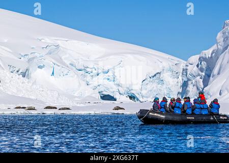 Zodiac Cruising Watching Robben, Melchior Island, Antarktis, Sonntag, 19. November, 2023. Foto: David Rowland / One-Image.com Stockfoto