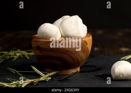 Weißkäsekugeln in einer Holzschale, Milchfutter Weichkäse in Salzlake Stockfoto