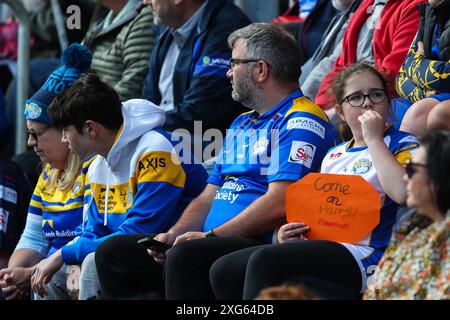 Leeds, Großbritannien. Juli 2024. Leeds Rhinos Fans beim Spiel der Betfred Super League Runde 16 Leeds Rhinos gegen London Broncos im Headingley Stadium, Leeds, Vereinigtes Königreich, 6. Juli 2024 (Foto: Gareth Evans/News Images) in Leeds, Vereinigtes Königreich am 6. Juli 2024. (Foto: Gareth Evans/News Images/SIPA USA) Credit: SIPA USA/Alamy Live News Stockfoto