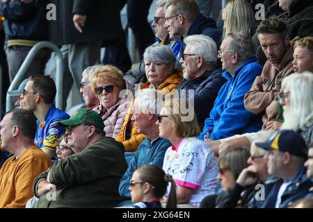 Leeds, Großbritannien. Juli 2024. Leeds Rhinos Fans beim Spiel der Betfred Super League Runde 16 Leeds Rhinos gegen London Broncos im Headingley Stadium, Leeds, Vereinigtes Königreich, 6. Juli 2024 (Foto: Gareth Evans/News Images) in Leeds, Vereinigtes Königreich am 6. Juli 2024. (Foto: Gareth Evans/News Images/SIPA USA) Credit: SIPA USA/Alamy Live News Stockfoto