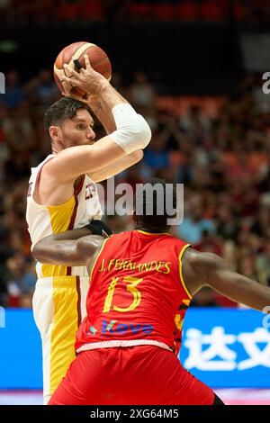 Valencia, Spanien. Juli 2024. Joao Fernandes aus Angola, Rudy Fernandez aus Spanien im Spiel zwischen Spanien und Angola in der Gruppenphase des FIBA Olympischen Qualifikationsturniers Spanien 2024 am 3. Juli 2024 am Stadtgericht Fuente de San Luis (Valencia, FIBA Olympisches Qualifikationsturnier Spanien 2024 Gruppenphase am 3. Juli 2024). Endpunktzahl; Spanien 89 - 81 Angola. Endergebnis; Spanien 89 - 81 Angola Credit: SOPA Images Limited/Alamy Live News Stockfoto