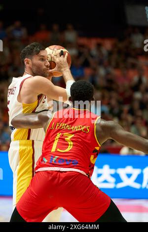 Valencia, Spanien. Juli 2024. Joao Fernandes aus Angola, Rudy Fernandez aus Spanien im Spiel zwischen Spanien und Angola in der Gruppenphase des FIBA Olympischen Qualifikationsturniers Spanien 2024 am 3. Juli 2024 am Stadtgericht Fuente de San Luis (Valencia, FIBA Olympisches Qualifikationsturnier Spanien 2024 Gruppenphase am 3. Juli 2024). Endpunktzahl; Spanien 89 - 81 Angola. Endergebnis; Spanien 89 - 81 Angola Credit: SOPA Images Limited/Alamy Live News Stockfoto