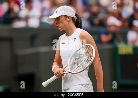 London, Großbritannien. Juli 2024. IGA SWIATEK (POL) sieht in der dritten Runde von Wimbledon nicht glücklich aus. Die Kasachstans Yulia Putintseva, die 35 Meter große Weltrangliste, besiegte Swiatek 3-6, 6-1, 6-2. (Kreditbild: © Mathias Schulz/ZUMA Press Wire) NUR REDAKTIONELLE VERWENDUNG! Nicht für kommerzielle ZWECKE! Stockfoto