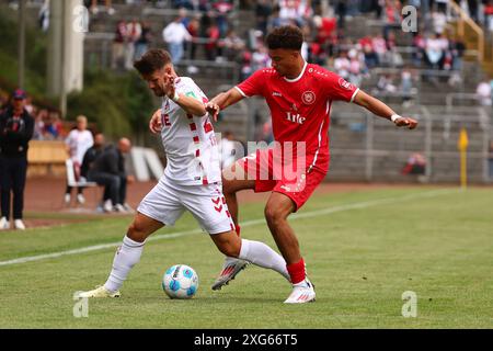 Justin Adozi (Siegen) im Zweikampf mit Jan Thielmann (Köln) Sportfreunde Siegen vs. 1. FC Köln, Fussball, Testspiel, 06.07.2024 Foto: Rene Weiss/Eibner Stockfoto