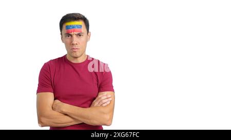 Würdevoller und ernster Mann mit venezolanischer Flagge im Gesicht Stockfoto