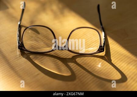 Zwei Lesebrillen liegen auf der Tischplatte Stockfoto