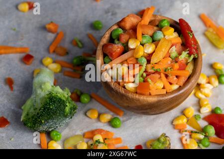 Eine Mischung aus tiefgefrorenem Gemüse für die langfristige Lagerung, eine Mischung aus tiefgefrorenem Mais, Erbsen, Paprika und Karotten Stockfoto