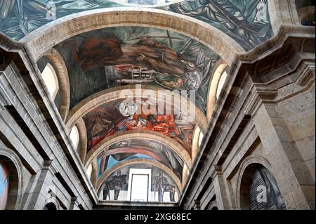 GUADALAJARA, JALISCO, MEXIKO: Fresken des berühmten Wandmalers José Clemente Orozco zieren das Dach und die Wände der Haupthalle im Museo Cabañas. Stockfoto