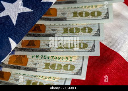 US-Dollar und die amerikanische Flagge, Teil der amerikanischen Flagge mit Sternen und roten und weißen Streifen und US-Dollar Stockfoto