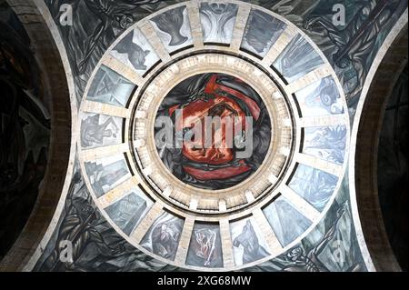 GUADALAJARA, JALISCO, MEXIKO: Fresken des berühmten Wandmalers José Clemente Orozco zieren das Dach und die Wände der Haupthalle im Museo Cabañas. Stockfoto