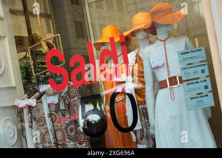 Rom, Italien. Juli 2024. Erster Tag des Sommerverkaufs in Rom. (Foto: Andrea Ronchini/Pacific Press) Credit: Pacific Press Media Production Corp./Alamy Live News Stockfoto