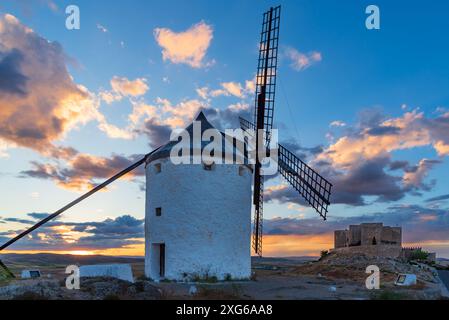 Alte Windmühle neben dem Castillo de la Muela in La Mancha Stadt Consuegra. Stockfoto