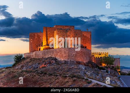 Castillo de la Muela bei Sonnenuntergang, auf einem Hügel neben der Stadt Consuegra La Mancha. Stockfoto