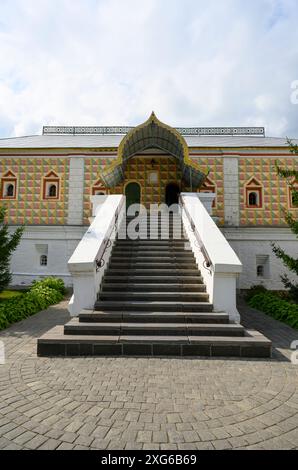 Eine Veranda mit einer langen Treppe vor der Galerie des Klosters der Heiligen Dreifaltigkeit Ipatijew aus dem 15. Jahrhundert in Kostroma, Russland Stockfoto