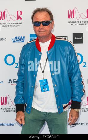 London, Großbritannien. Juli 2024. Mark King of Level 42 bei den Nordoff and Robbins O2 Silver Clef Awards im Grosvenor House Hotel in London. (Foto: Brett Cove/SOPA Images/SIPA USA) Credit: SIPA USA/Alamy Live News Stockfoto