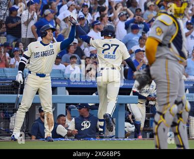 Los Angeles, Usa. Juli 2024. Los Angeles Dodgers Miguel Vargas (27) feiert mit Teamkollege Shohei Ohtani (17), nachdem er am Samstag, den 6. Juli 2024, im 8. Inning eines Sieges 5-3 über die Milwaukee Brewers im Dodger Stadium in Los Angeles einen Solo-Run-off-Helfer Bryan Hudson getroffen hat. Foto: Jim Ruymen/UPI Credit: UPI/Alamy Live News Stockfoto