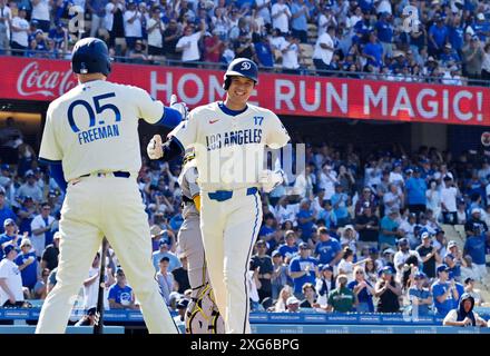 Los Angeles, Usa. Juli 2024. Los Angeles Dodgers Shohei Ohtani (17) wird von Freddie Freeman begrüßt, nachdem will Smith am Samstag, den 6. Juli 2024, im ersten Inning vor Milwaukee Brewers einen zwei-Run-Home-Run mit Pitcher Freddy Peralta im Dodger Stadium in Los Angeles absolviert hatte. Foto: Jim Ruymen/UPI Credit: UPI/Alamy Live News Stockfoto