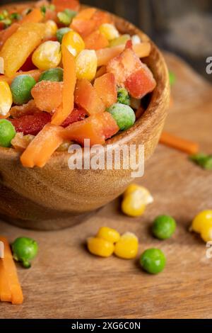 Eine Mischung aus tiefgefrorenem Gemüse für die langfristige Lagerung, eine Mischung aus tiefgefrorenem Mais, Erbsen, Paprika und Karotten Stockfoto