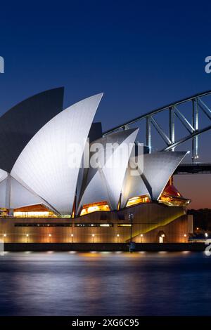 Sydney Opera House und Sydney Harbour Bridge in Sydney, Australien bei Sonnenuntergang, mit Kopierraum für redaktionelles Layout. Stockfoto