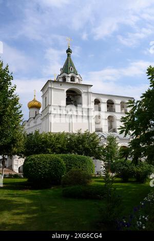 Blick auf den Glockenturm der Kirche St. Johannes des Theologen der Heiligen Dreifaltigkeit Ipatiev Kloster aus dem 15. Jahrhundert in Kostroma, Russland Stockfoto