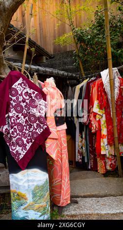 JAPAN, KYOTO – April 2024 : Japanische traditionelle Kleidung Kimono Yukata zum Verkauf an japaner und ausländische Reisende, die Kyoto besuchen Stockfoto