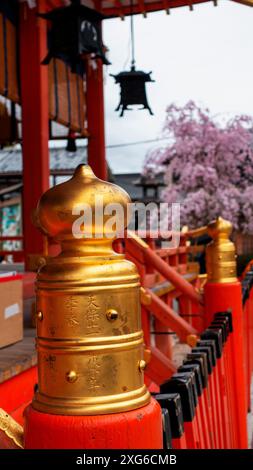 JAPAN, KYOTO – April 2024: Sembon Torii Torii Torii Torii Tore, Fushimi Inari Taisha in Kyoto, Japan Stockfoto