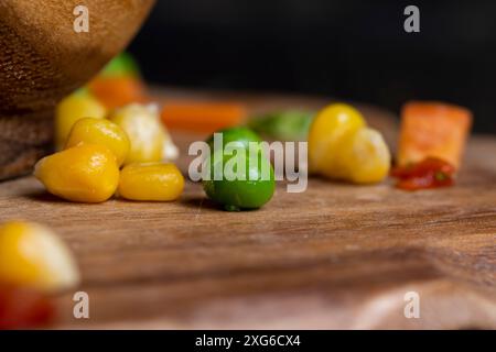 Eine Mischung aus tiefgefrorenem Gemüse für die langfristige Lagerung, eine Mischung aus tiefgefrorenem Mais, Erbsen, Paprika und Karotten Stockfoto