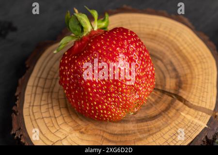 Frische rote Erdbeeren auf dem Tisch, sauber gewaschene reife rote Erdbeeren während des Kochens Stockfoto