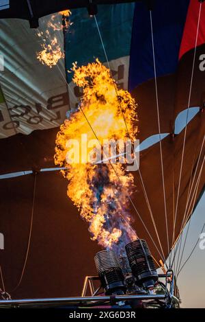 Flammen brechen aus einem Flüssiggas (LPG)-Brenner aus, als er beim 2024 Ballons Over Waikato Festival in Neuseeland einen Heißluftballon aufbläst Stockfoto